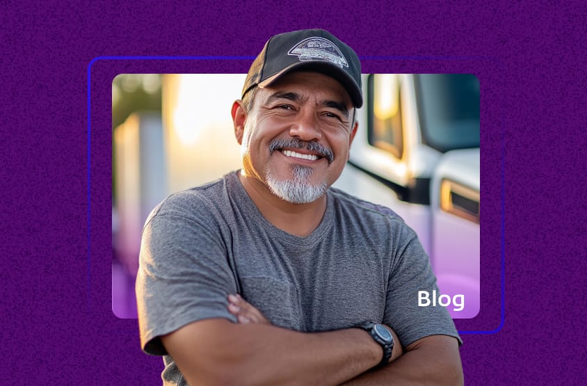 Caminhoneiro sorridente em frente ao caminhão, representando profissionais beneficiados pelo vale-pedágio obrigatório.