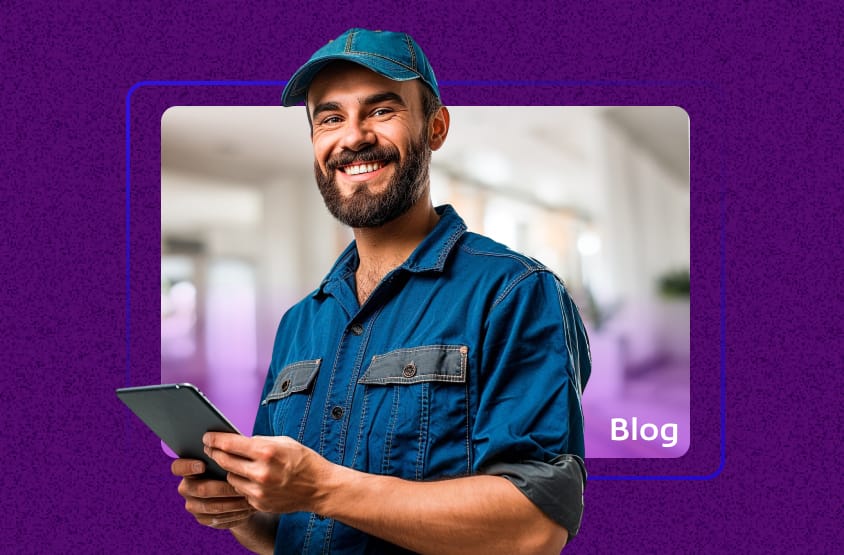 Prestador de serviços sorridente segurando um tablet em frente a um fundo roxo, ilustrando o artigo do blog sobre a emissão da NFSe Teresina.