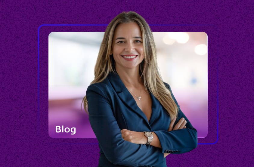 Empresária sorridente em um fundo roxo com a moldura de um blog, ilustrando a importância da gestão do xml da nota fiscal para empresas.