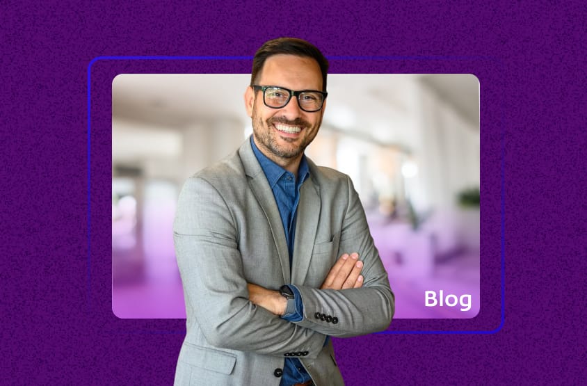 Homem de negócios sorrindo e de braços cruzados ilustrando um artigo de blog sobre sistema erp para pequenas empresas.