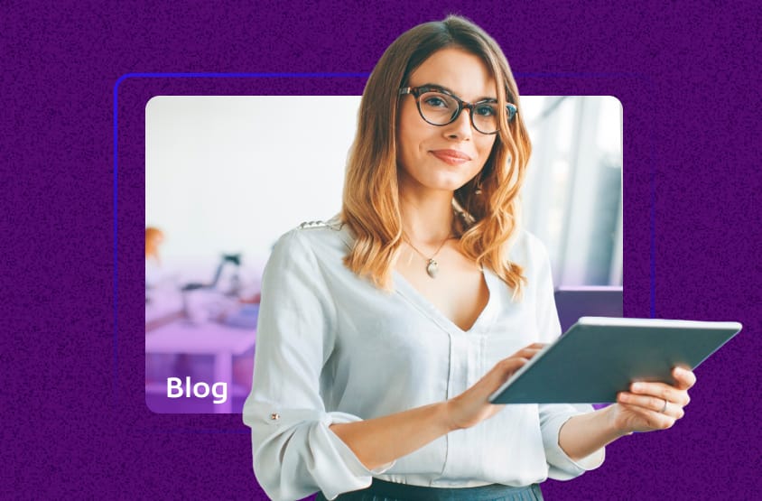 Mulher loira de óculos em escritório segurando um tablet, ilustrando um artigo no blog sobre a reforma tributária simples nacional e suas mudanças.