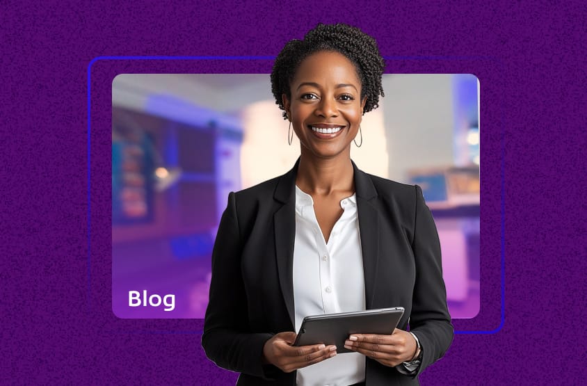 Profissional negra sorrindo e segurando um tablet em um escritório, com a palavra Blog destacada no canto. Imagem de capa para artigo sobre cbs aliquota.