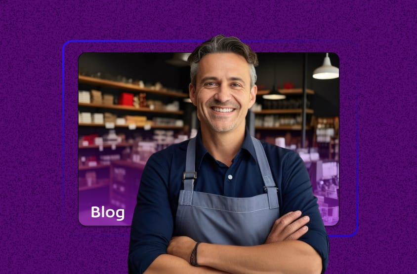 como aumentar as vendas: lojista sorridente de avental em frente à sua loja física organizada